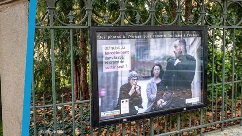 Le droit des femmes sur les grilles du jardin Darcy 